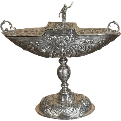 Incense holder made of embossed silver, decorated with leaf garlands and scrollwork.