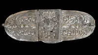 Cendrier en argent repoussé, orné de festons de feuilles et de volutes.