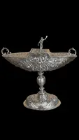Cendrier en argent repoussé, orné de festons de feuilles et de volutes.