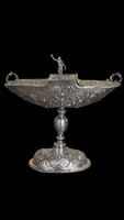 Cendrier en argent repoussé, orné de festons de feuilles et de volutes.