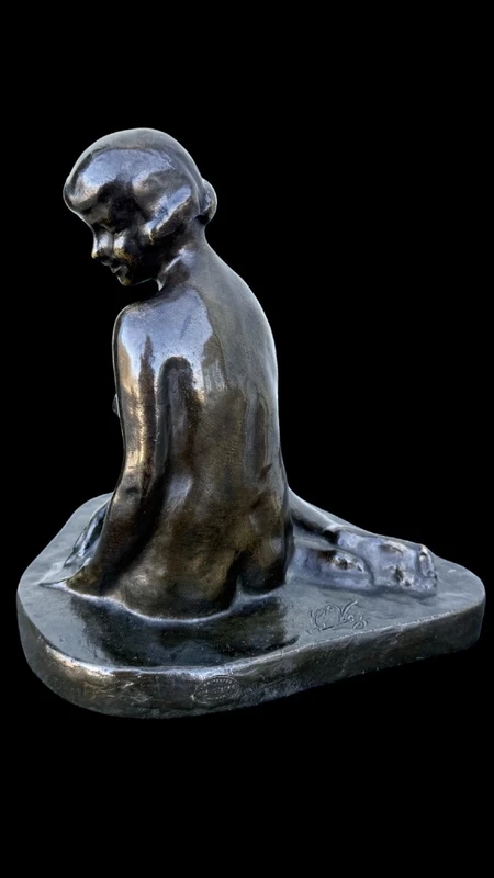 Sculpture en bronze représentant un nu féminin assis. France. Signée