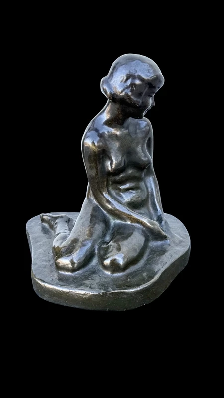 Sculpture en bronze représentant un nu féminin assis. France. Signée