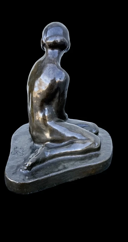 Sculpture en bronze représentant un nu féminin assis. France. Signée