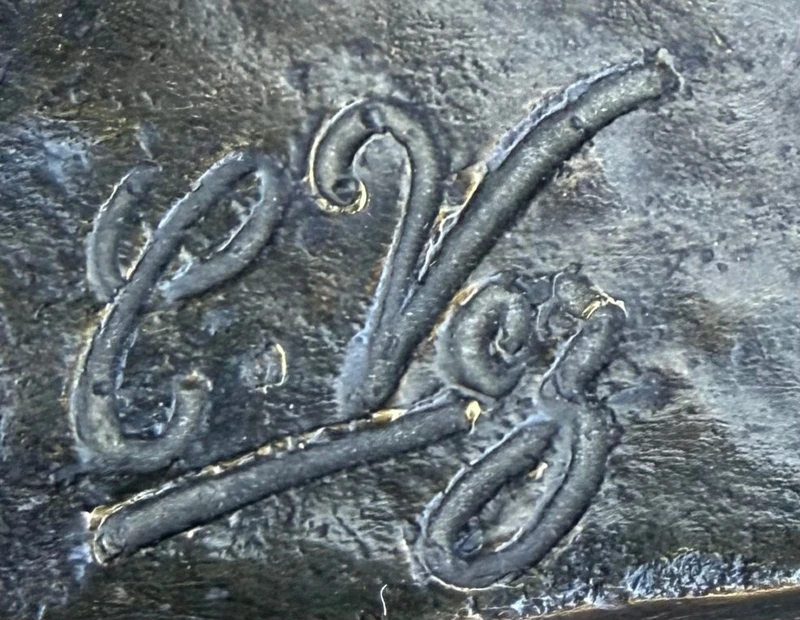 Sculpture en bronze représentant un nu féminin assis. France. Signée
