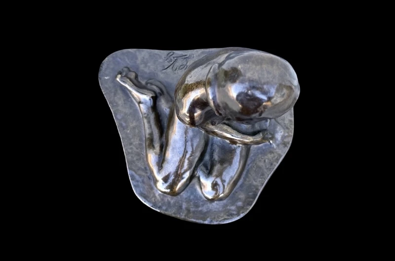 Sculpture en bronze représentant un nu féminin assis. France. Signée