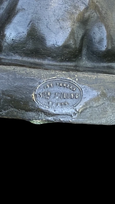 Sculpture en bronze représentant un nu féminin assis. France. Signée