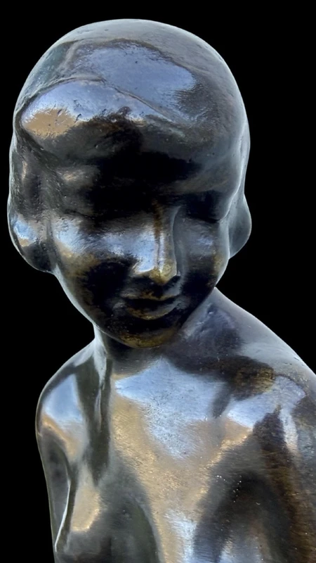 Sculpture en bronze représentant un nu féminin assis. France. Signée