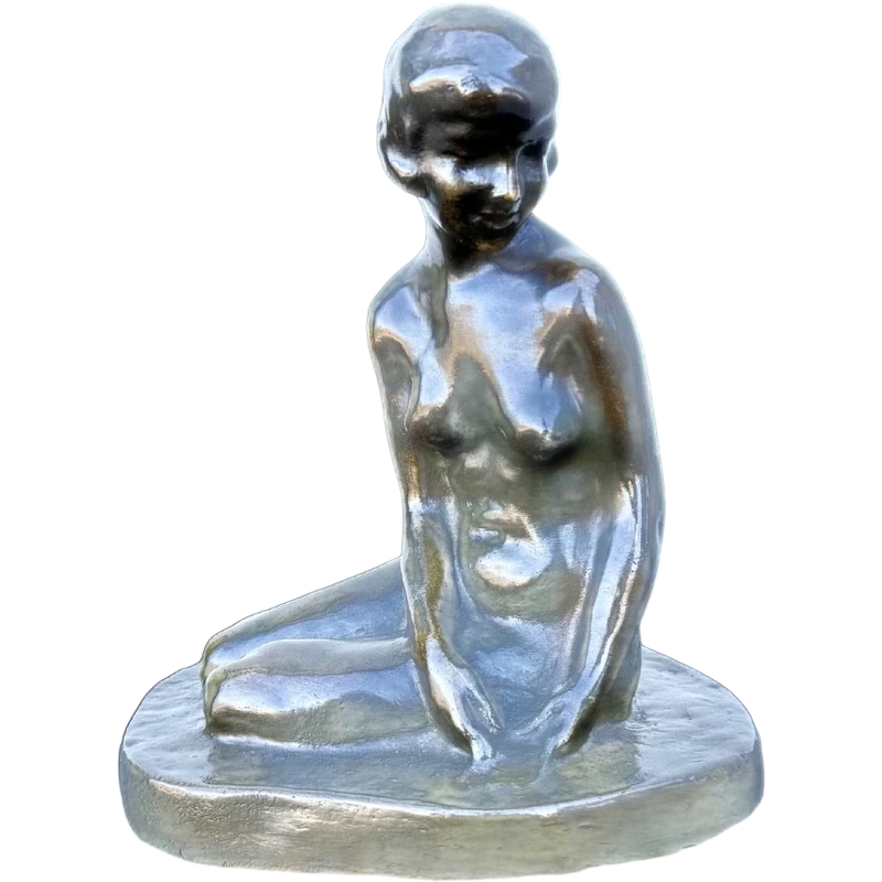 Sculpture en bronze représentant un nu féminin assis. France. Signée