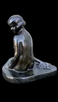 Sculpture en bronze représentant un nu féminin assis. France. Signée