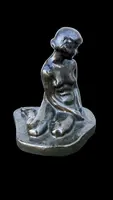 Sculpture en bronze représentant un nu féminin assis. France. Signée