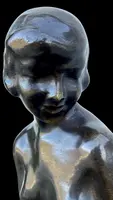 Sculpture en bronze représentant un nu féminin assis. France. Signée