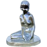 Sculpture en bronze représentant un nu féminin assis. France. Signée