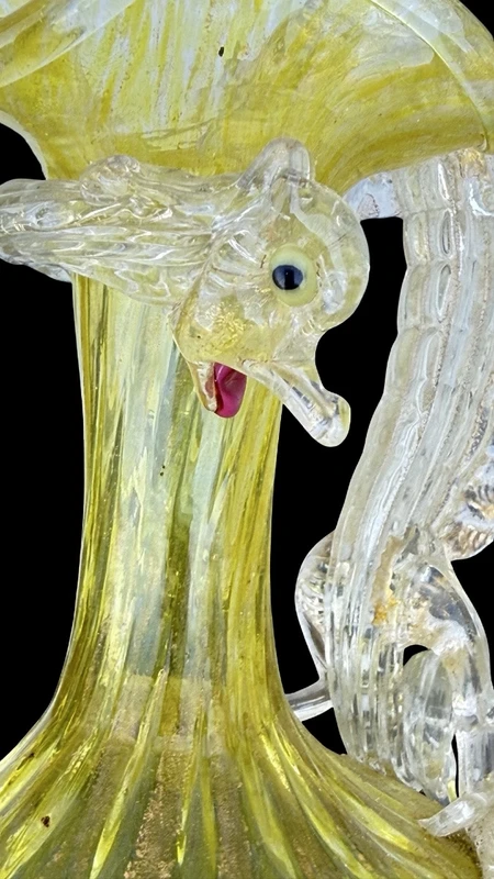 Vase verseur en verre « balloton » avec poignée en forme de dragon et inclusion de feuille d'or.