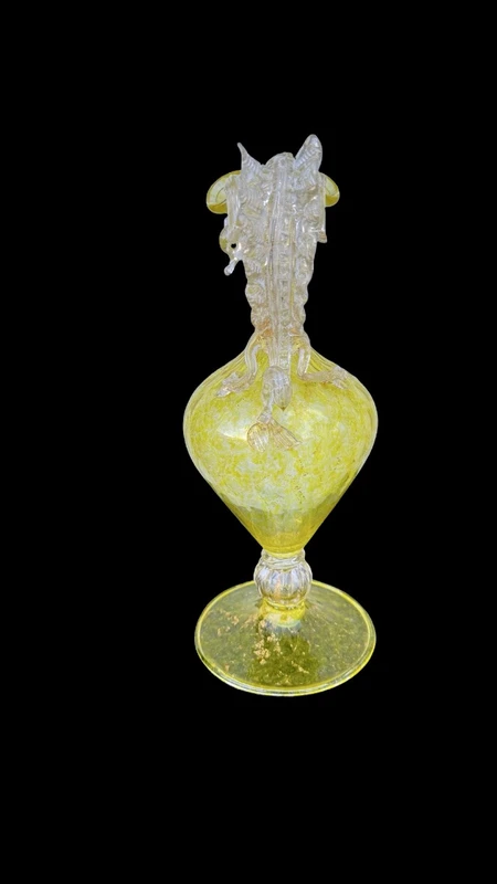 Vase verseur en verre « balloton » avec poignée en forme de dragon et inclusion de feuille d'or.