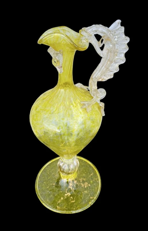 Vase verseur en verre « balloton » avec poignée en forme de dragon et inclusion de feuille d'or.