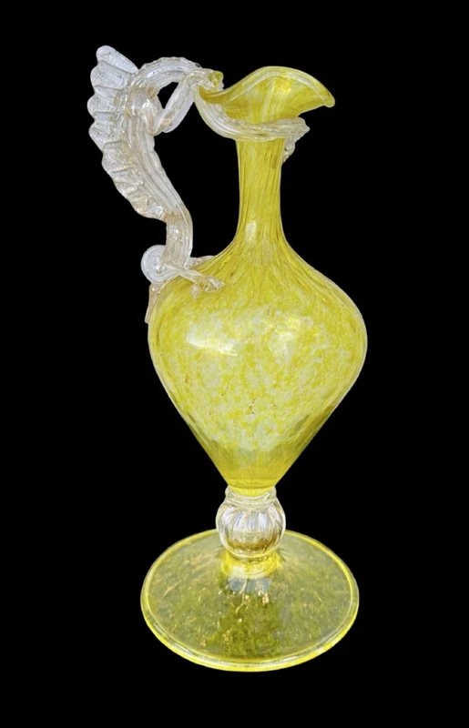 Vase verseur en verre « balloton » avec poignée en forme de dragon et inclusion de feuille d'or.