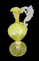 Vase verseur en verre « balloton » avec poignée en forme de dragon et inclusion de feuille d'or.