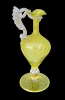 Vase verseur en verre « balloton » avec poignée en forme de dragon et inclusion de feuille d'or.