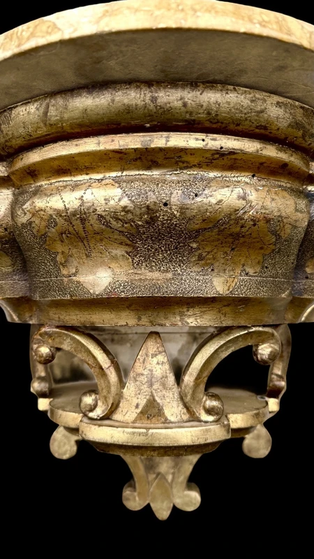 Carved wooden wall-mounted shelf with Mecca gilding and a marble top,