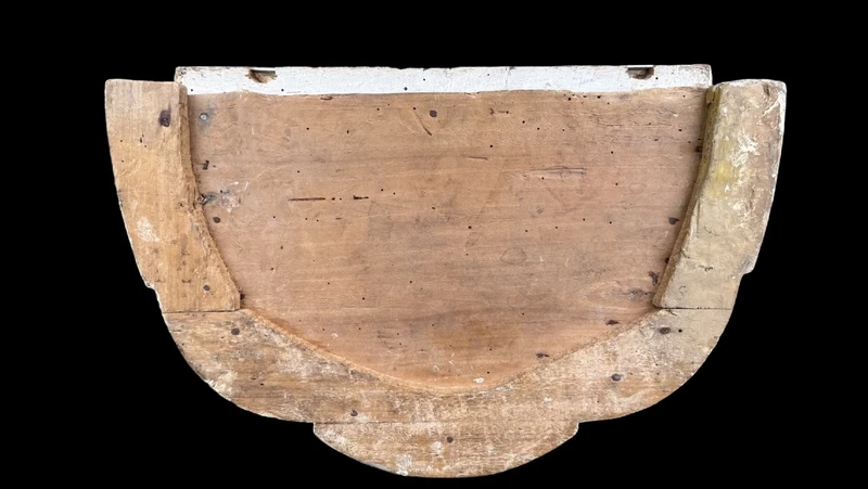 Carved wooden wall-mounted shelf with Mecca gilding and a marble top,