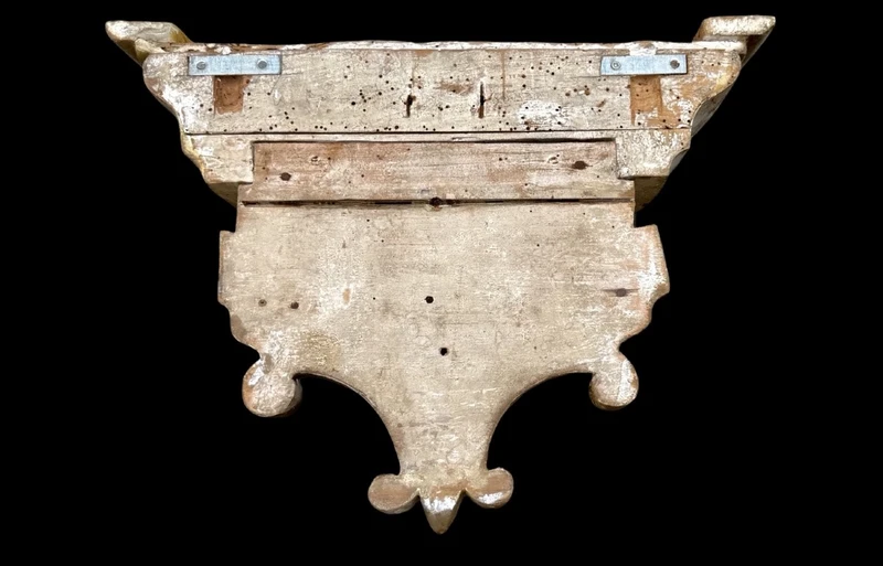 Carved wooden wall-mounted shelf with Mecca gilding and a marble top,