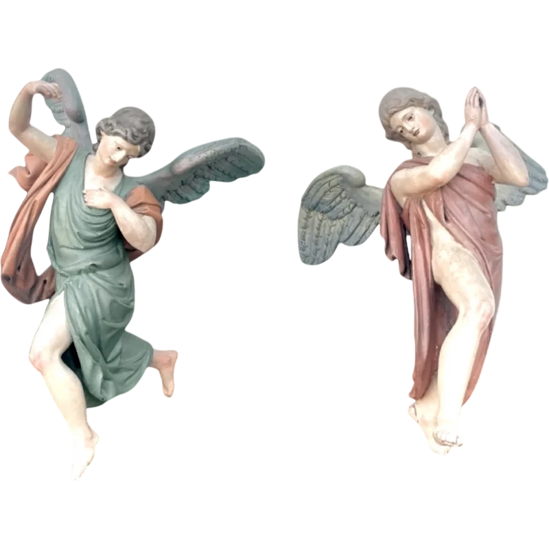 Paire d'anges polychromes en pied, sculptés et peints dans du bois.