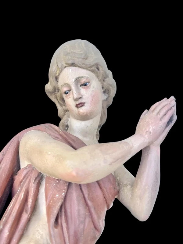 Paire d'anges polychromes en pied, sculptés et peints dans du bois.