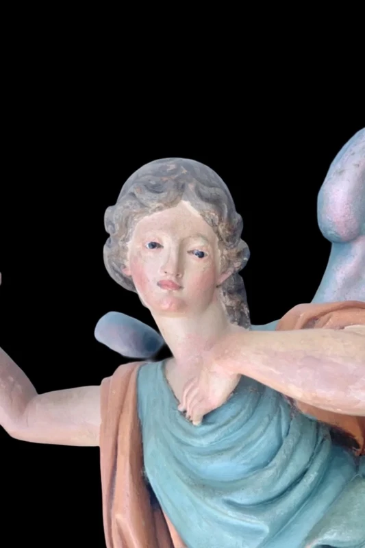 Paire d'anges polychromes en pied, sculptés et peints dans du bois.