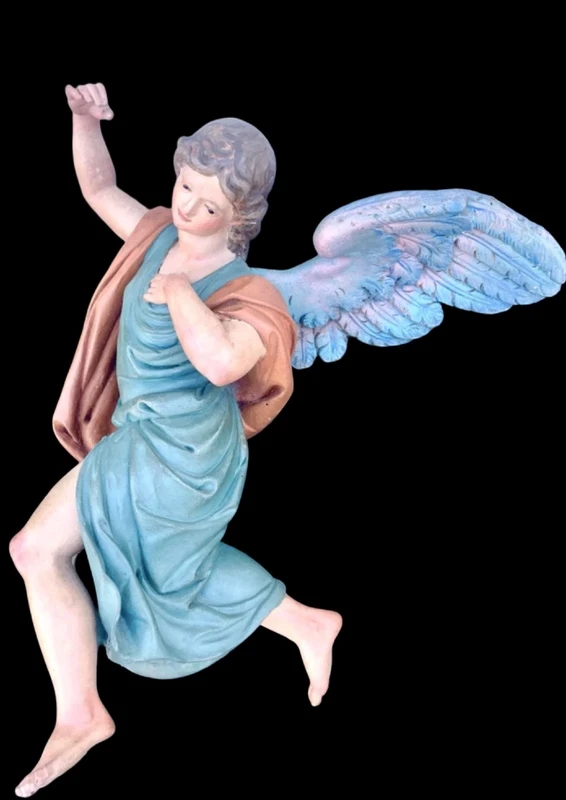 Paire d'anges polychromes en pied, sculptés et peints dans du bois.