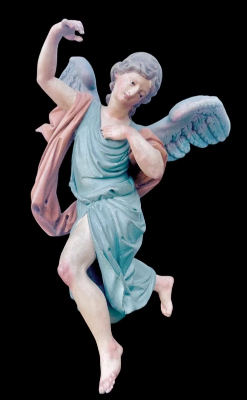 Paire d'anges polychromes en pied, sculptés et peints dans du bois.