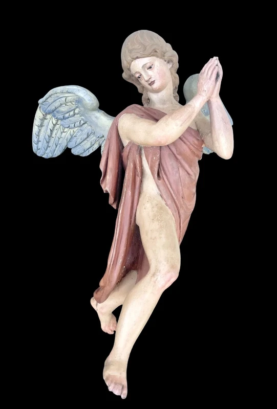 Paire d'anges polychromes en pied, sculptés et peints dans du bois.