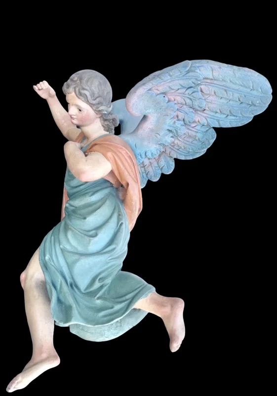 Paire d'anges polychromes en pied, sculptés et peints dans du bois.