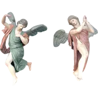 Paire d'anges polychromes en pied, sculptés et peints dans du bois.