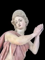 Paire d'anges polychromes en pied, sculptés et peints dans du bois.