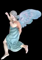 Paire d'anges polychromes en pied, sculptés et peints dans du bois.
