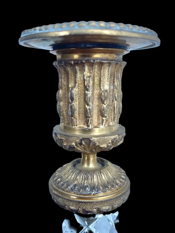 Coppia di candelieri con base e coppa in bronzo dorato