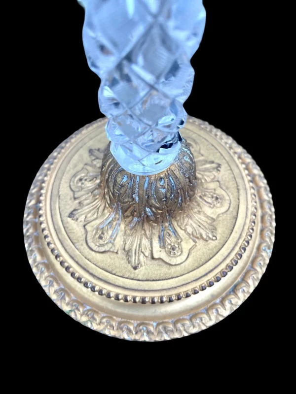 Coppia di candelieri con base e coppa in bronzo dorato