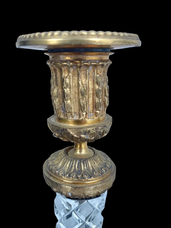 Coppia di candelieri con base e coppa in bronzo dorato