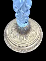 Coppia di candelieri con base e coppa in bronzo dorato