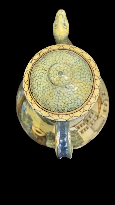Cafetière en faïence, de forme piriforme, avec un bec verseur en forme de serpent.