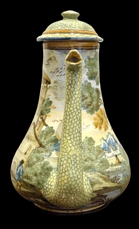 Cafetière en faïence, de forme piriforme, avec un bec verseur en forme de serpent.