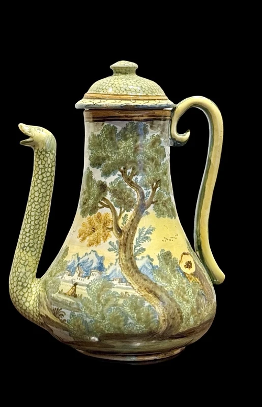 Cafetière en faïence, de forme piriforme, avec un bec verseur en forme de serpent.