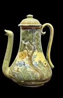 Cafetière en faïence, de forme piriforme, avec un bec verseur en forme de serpent.