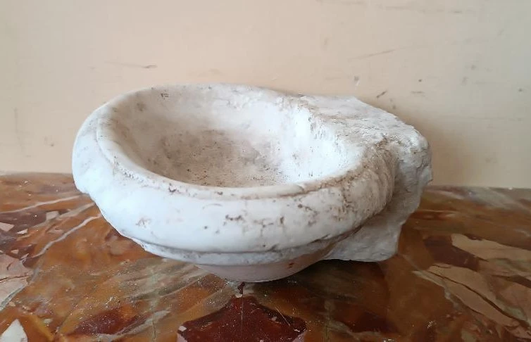 Piccola acquasantiera antica in marmo XVII secolo toscana