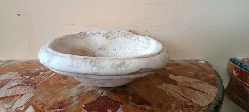 Piccola acquasantiera antica in marmo XVII secolo toscana