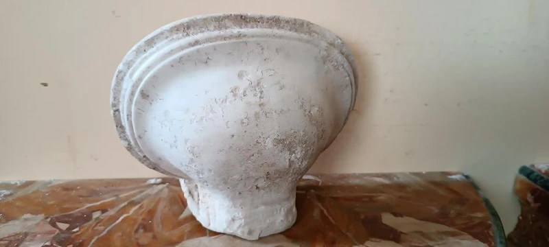 Piccola acquasantiera antica in marmo XVII secolo toscana