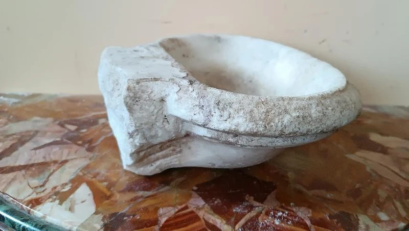 Piccola acquasantiera antica in marmo XVII secolo toscana