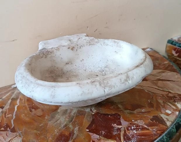Piccola acquasantiera antica in marmo XVII secolo toscana