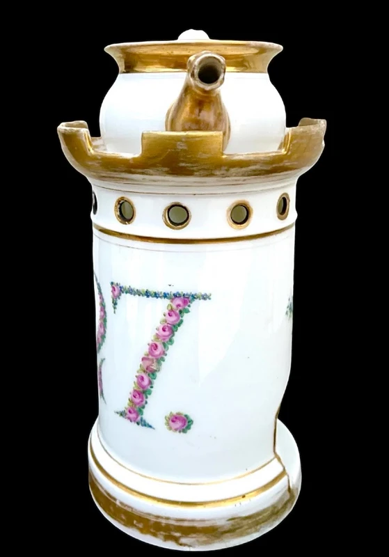 Veilleuse-tisaniera in porcellana con forma a torretta e data 1827