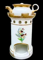 Veilleuse-tisaniera in porcellana con forma a torretta e data 1827
